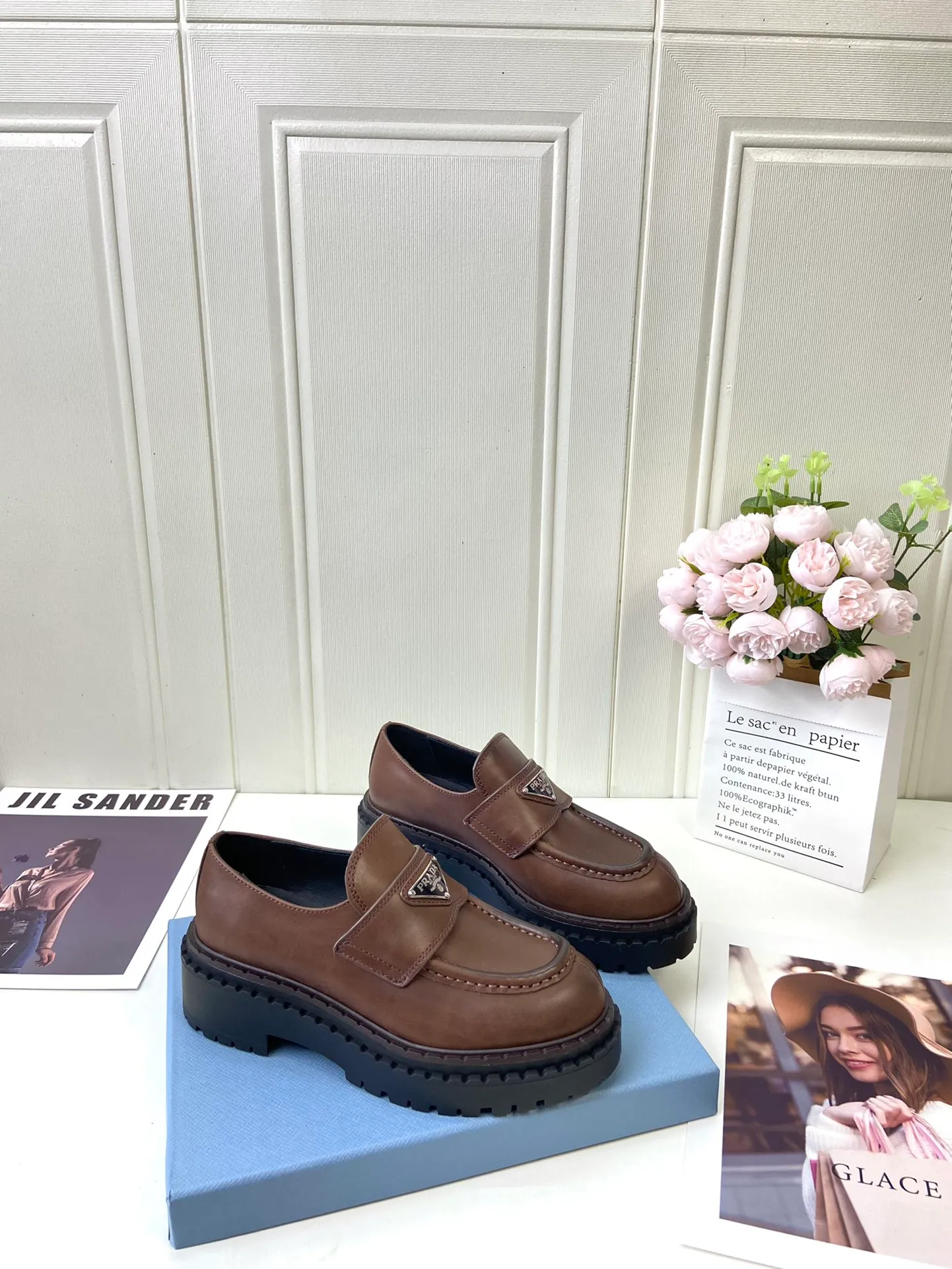 👟👟Ex-factory price 520👟👟 🔥🔥✨Prada* 2024WA new autumn and winter thick-soled loafers👟 These leather loafers use thick soles, craftsmanship details and contemporary elements add vitality, interpreting classics in a new fashion language. Enamel-coated triangular metal logo with a height of 55 mm makes its debut 🌟 Recommended by major bloggers on Xiaohongshu, developed 1-1 to highlight classic charm. Cowhide lining TPU outsole ➕ genuine leather edge bar Code number: 35 to 41 (40-41 customized, non-refundable)